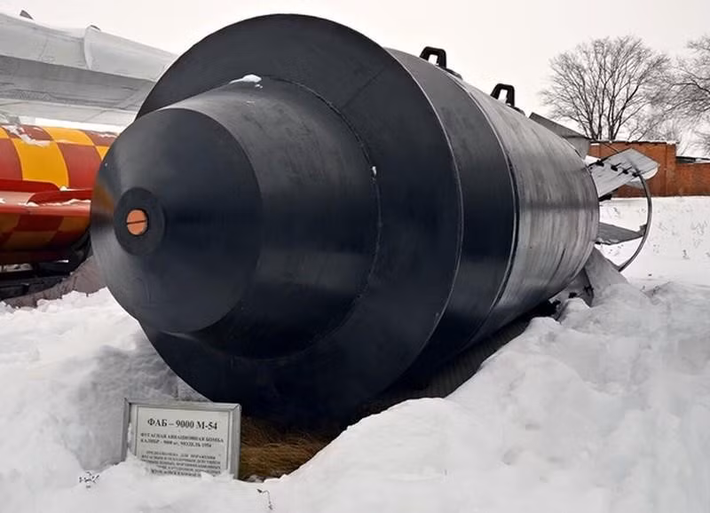 Ông Rudenko cho biết thêm, quả bom nặng 9 tấn chỉ được chế tạo dưới dạng thử nghiệm, vì nó quá nặng và chỉ có thể được mang bởi máy bay ném bom Tu-22 trở lên. Tuy nhiên, radar quân sự Ukraine vào thời điểm đó không phát hiện được máy bay ném bom Nga. 