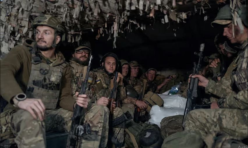 Còn một binh sĩ Ukraine khác tên Boyko cho biết, trước khi quân Nga bao vây Ugledar, Quân đội Ukraine đã đưa một lực lượng tiếp viện gồm 50 người tới thành phố, nhưng cuối cùng chỉ có 4 người đến được Ugledar. Quân đội Ukraine đã bỏ lại toàn bộ những người bị thương khi chạy trốn. Cho đến nay, Quân đội Nga đã bắt giữ khoảng 1.000 binh sĩ Ukraine khi chiếm Ugledar, hầu hết họ đều bị thương.