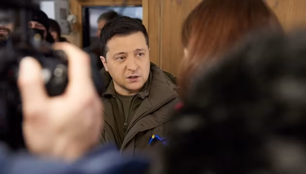 Về việc Nga tuyên bố rút quân, Tổng thống Ukraine Zelensky ngày 16/2 trả lời rằng, ông mới chỉ “nghe nói về việc này chứ chưa nhìn thấy”. Bộ trưởng Quốc phòng Ukraine Reznikov cho biết, tính đến sáng ngày 16/2, Nga mới chỉ rút một số lượng nhỏ quân, và vẫn duy trì lực lượng 140.000 quân ở biên giới Nga-Ukraine.