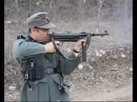 Yêu cầu cấp thiết đặt ra cho quân đội Đức lúc này là cần một vũ khí bộ binh mới, sử dụng loại đạn không cần mạnh như đạn súng trường 98k, nhưng phải có sức mạnh hơn loại đạn 9×19mm, mà tiểu liên MP sử dụng.