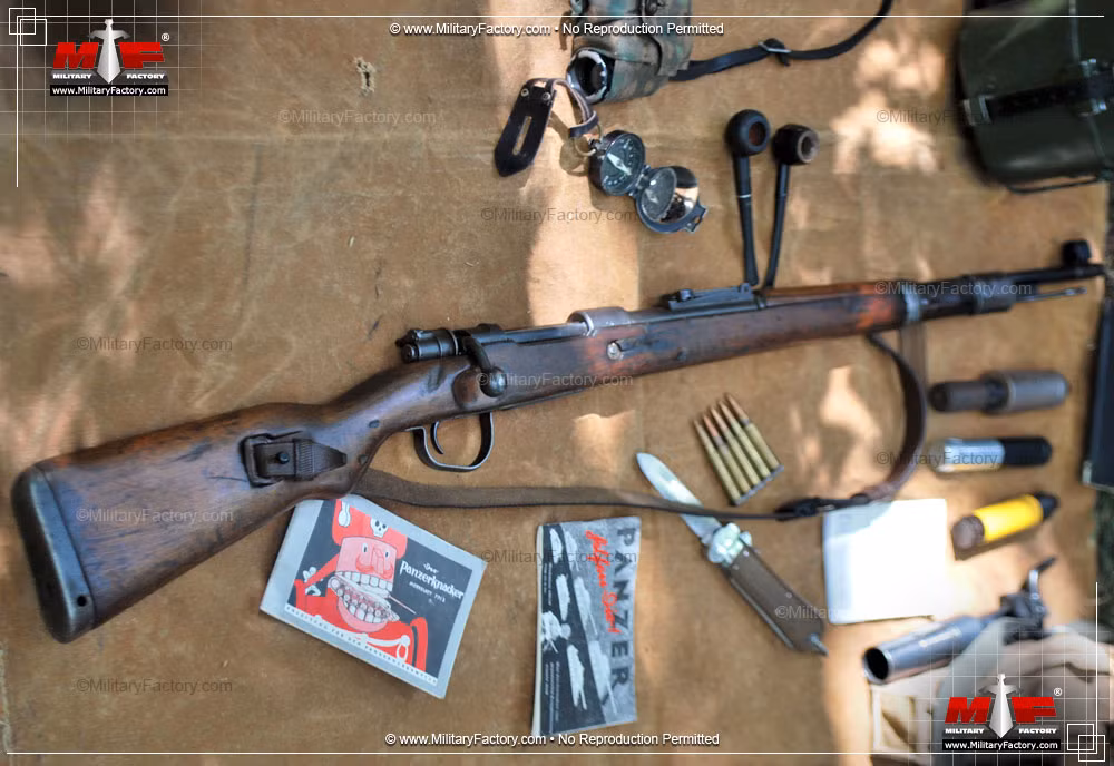 Súng trường 98k là phiên bản cải tiến của khẩu Gewehr 98, được sử dụng trong thế chiến 1, nhưng có chiều dài ngắn hơn; súng nặng 3,72kg, sử sụng băng đạn vòng bên trong và tầm bắn hiệu quả là 500 mét; mặc dù có mức chính xác, tầm bắn xa, tuy nhiên tốc độ bắn chậm. 