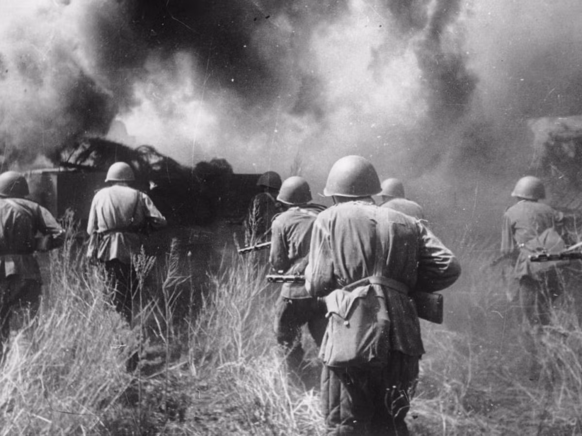 Trong giai đoạn cuối trong Chiến tranh thế giới thứ hai, quân đội Đức phát xít, mặc dù bị quân Đồng minh bao vây, nhưng đã kịp trang bị một loại súng trường tấn công mới, mang tính cách mạng; được thiết kế để biến người lính Đức trở nên mạnh mẽ nhất trên chiến trường.