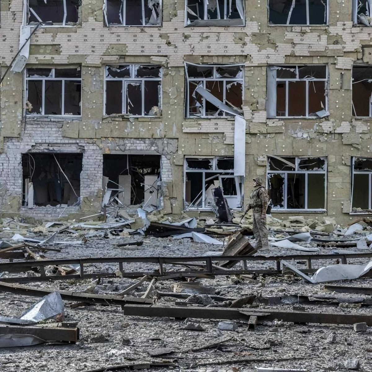 Và một điều cũng không giống như “cối xay thịt” Bakhmut, đó là không phải lính đánh thuê Wagner đang chiến đấu ở Avdivka, mà là Quân đội chính quy của Nga, dân quân Donetsk và Không quân Nga đã ném bom trong các cuộc không kích. 