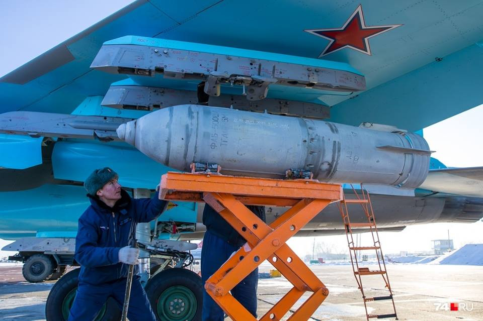 Phía Ukraine cho biết, Không quân Nga đã sử dụng nhiều loại máy bay bao gồm cả tiêm kích bom Su-34, thậm chí thả nhiều quả bom có sức công phá “siêu nặng” 1,5 tấn như bom UPAB-1500B, chỉ để chọc thủng các công sự kiên cố trong thành phố. 