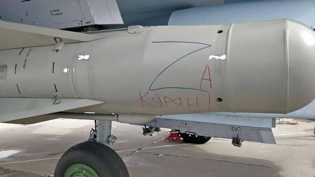 Có thông tin Không quân Nga đang sử dụng rộng rãi bom lượn có điều khiển chính xác vào các vị trí phòng thủ của Quân đội Ukraine tại Avdivka. Hiện tại, quân Nga đã giành được đầu cầu vững chắc ở vùng ngoại ô phía đông của Avdiivka; nhưng Quân đội Ukraine vẫn đang kiểm soát gần như toàn bộ diện tích của thành phố. 