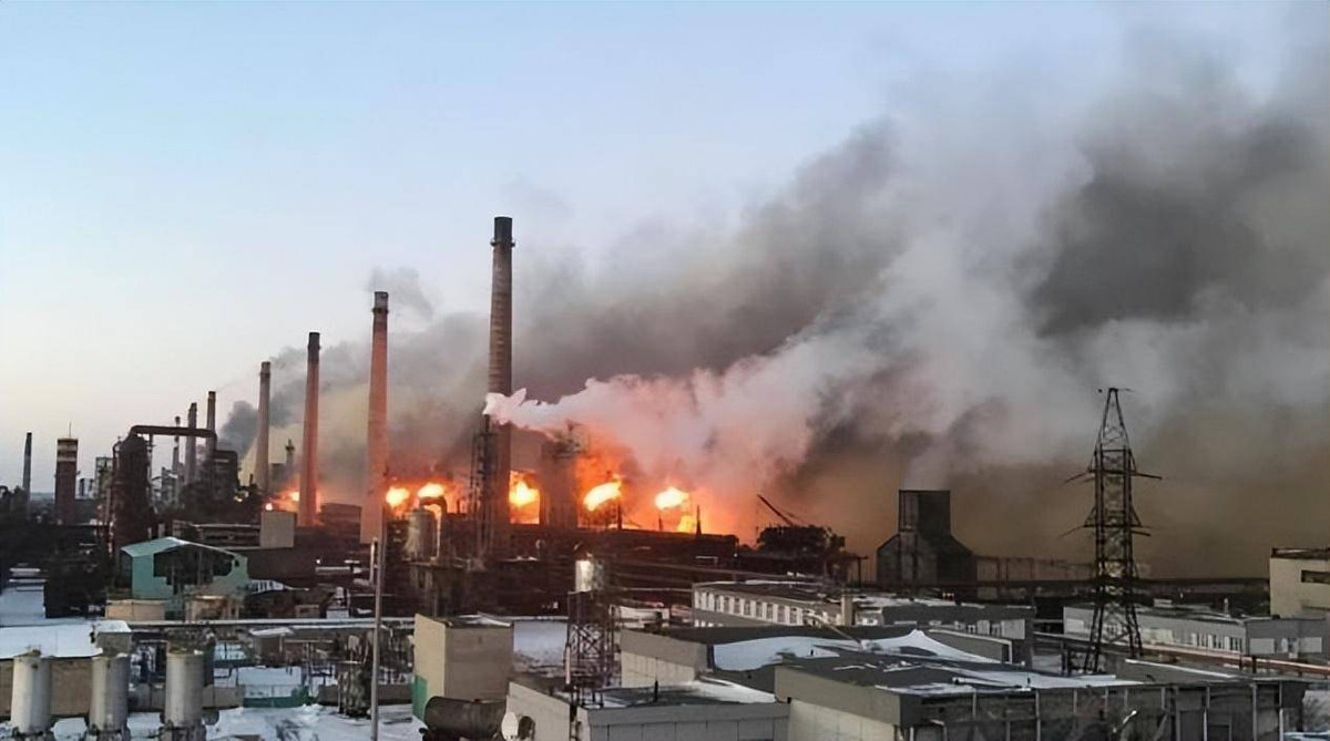 Nhưng cũng giống như các công trình ở nhà máy thép Azovstal ở Mariupol và các mỏ muối ở Soledar của Bakhmut, Avdivka cũng có một nhà máy than cốc với các công sự đồ sộ dưới lòng đất, được xây dựng từ thời Liên Xô, có thể chứa nhiều đơn vị dưới đó. 