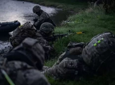 Theo thông tin từ trang Topwar của Nga, hiện nay ở đầu cầu Krynki ở tả ngạn sông Dnepr, có không quá 80 quân Ukraine (khoảng 1 đại đội thiếu), những người này rơi vào tình thế khó khăn vì họ không được cung cấp đạn và quân tiếp viện; nhiều người trong số họ bị thương.