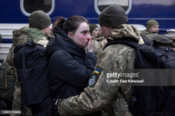 Theo một số nhà phân tích, Quân đội Nga không vội phá hủy hoàn toàn cái gọi là “đầu cầu Krynky” của Ukraine, vì nó cho phép họ dụ đối phương ra ngoài theo đúng nghĩa đen và tiêu hao đối phương bằng hỏa lực. Đồng thời khiến Ukraine không thể giải quyết được vấn đề chiến thuật nào.