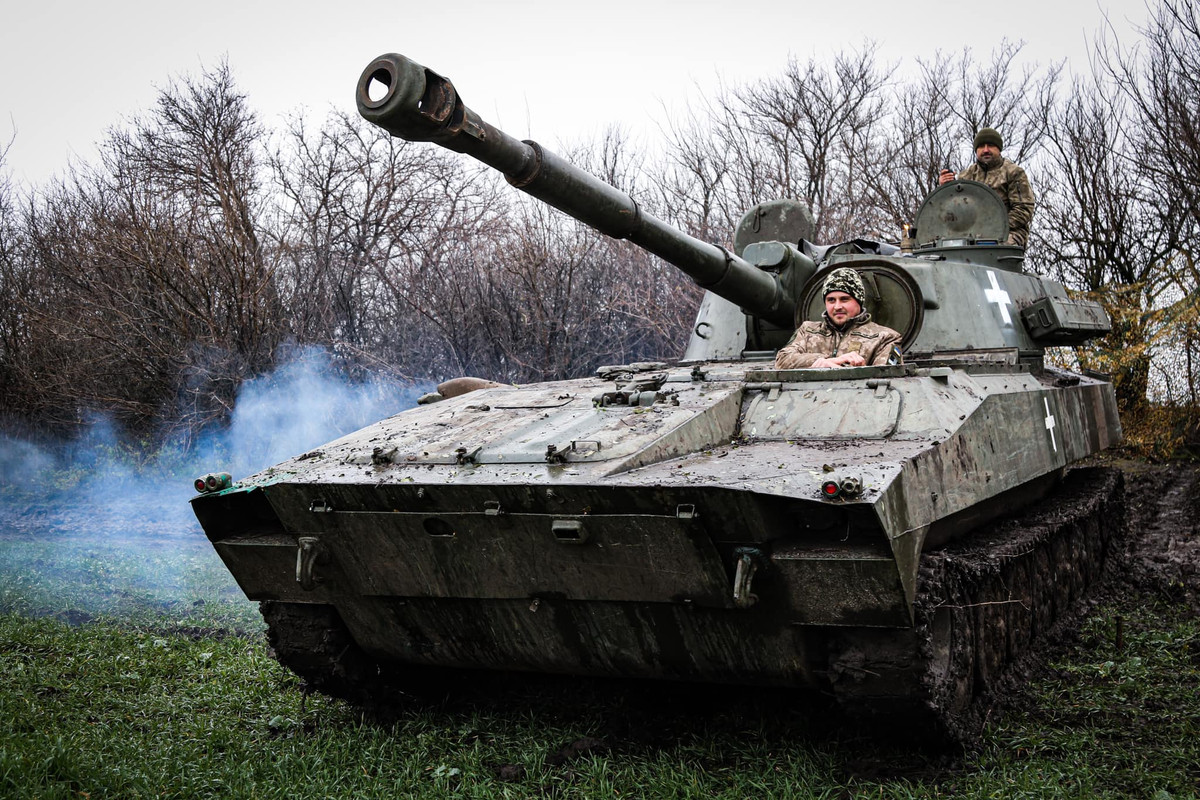 Do vậy khi pháo tự hành của Ukraine sau khi bắn xong, sẽ không bao giờ đứng yên một chỗ lâu. Điều này cho thấy hiệu quả cao của người điều khiển UAV trong việc điều chỉnh hỏa lực cho pháo xe kéo tầm xa của lính dù Nga.