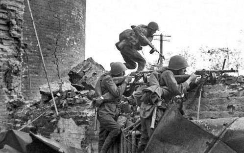 Trang bị chiến đấu quan trọng nhất trong chiến đấu đường phố là cường độ hỏa lực. Những khẩu tiểu liên PPSh-41 và súng trường bán tự động SVT-40, được trang bị cho tất cả các "nhóm tác chiến" của Quân đội Liên Xô, đã khiến quân Đức phải đau đầu.