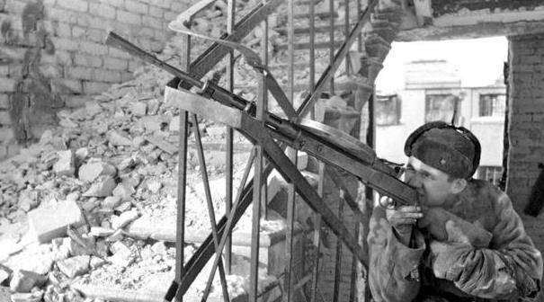 Bên cạnh đó là hỏa lực súng máy, mặc dù tốc độ bắn của khẩu trung liên DP-27/28 của Quân đội Liên Xô, kém hơn nhiều so với khẩu MG34 của Đức, nhưng hỏa lực của nó vẫn có thể dễ dàng trấn áp đặc công quân Đức, đang mang theo chất nổ và cố gắng phá hủy tòa nhà.