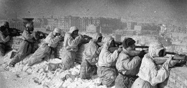 Đầu tháng 2/1943, sức kháng cự của khối quân này hoàn toàn bị dập tắt và Tập đoàn quân số 6 bị tiêu diệt hoàn toàn vào ngày 2/2/1943. Đối với nước Đức đang ở “trên đỉnh” của thế giới khi đó, trận thua này là “tin xấu nhất” của họ. Về phần mình, Hồng quân Liên Xô cũng đã phải chịu tổn thất vô cùng lớn trong chiến thắng quyết định này.