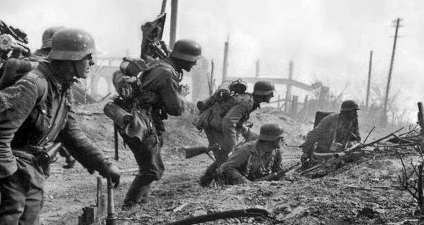 Trận Stalingrad chắc chắn là một chiến lệ, phản ánh rõ nhất giữa tấn công và phòng ngự giữa Quân đội Liên Xô và Đức trên Mặt trận phía Đông của Thế chiến II. Và nghĩa trang khổng lồ này, nơi chôn cất hàng trăm nghìn người, cũng trở thành cơn ác mộng kéo dài đối với những cựu binh Đức, từng tham chiến tại đây.