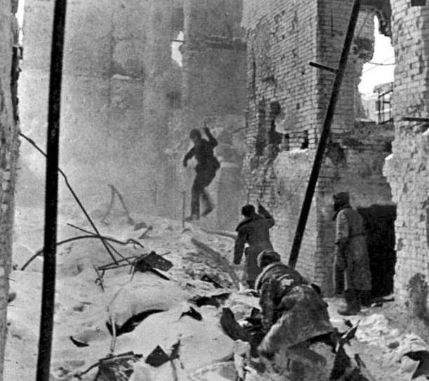 Điều quan trọng là những người lính Liên Xô nắm rõ địa hình Stalingrad, nên thường có khả năng tống những "vị khách không mời" này “xuống địa ngục”. Mặc dù quân Đức sẽ nã pháo vào các ngôi nhà có Hồng quân Liên Xô, nhưng chỉ tạo thêm tàn tích và khiến việc giải quyết trở nên khó khăn hơn.