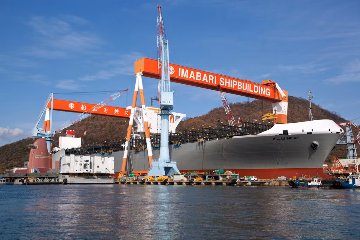 Vào tháng 3, Mitsui E&amp;S Shipbuilding Co đã bán lại đơn vị tàu chiến của mình cho nhà thầu hàng đầu Nhật Bản Mitsubishi. Daicel Corp, một nhà sản xuất vật liệu hóa học và điện tử lớn, đồng thời là nhà cung cấp ghế phóng máy bay chiến đấu, đang từ bỏ hoạt động kinh doanh quốc phòng không có lãi của mình để chuyển nguồn lực sang nơi khác.