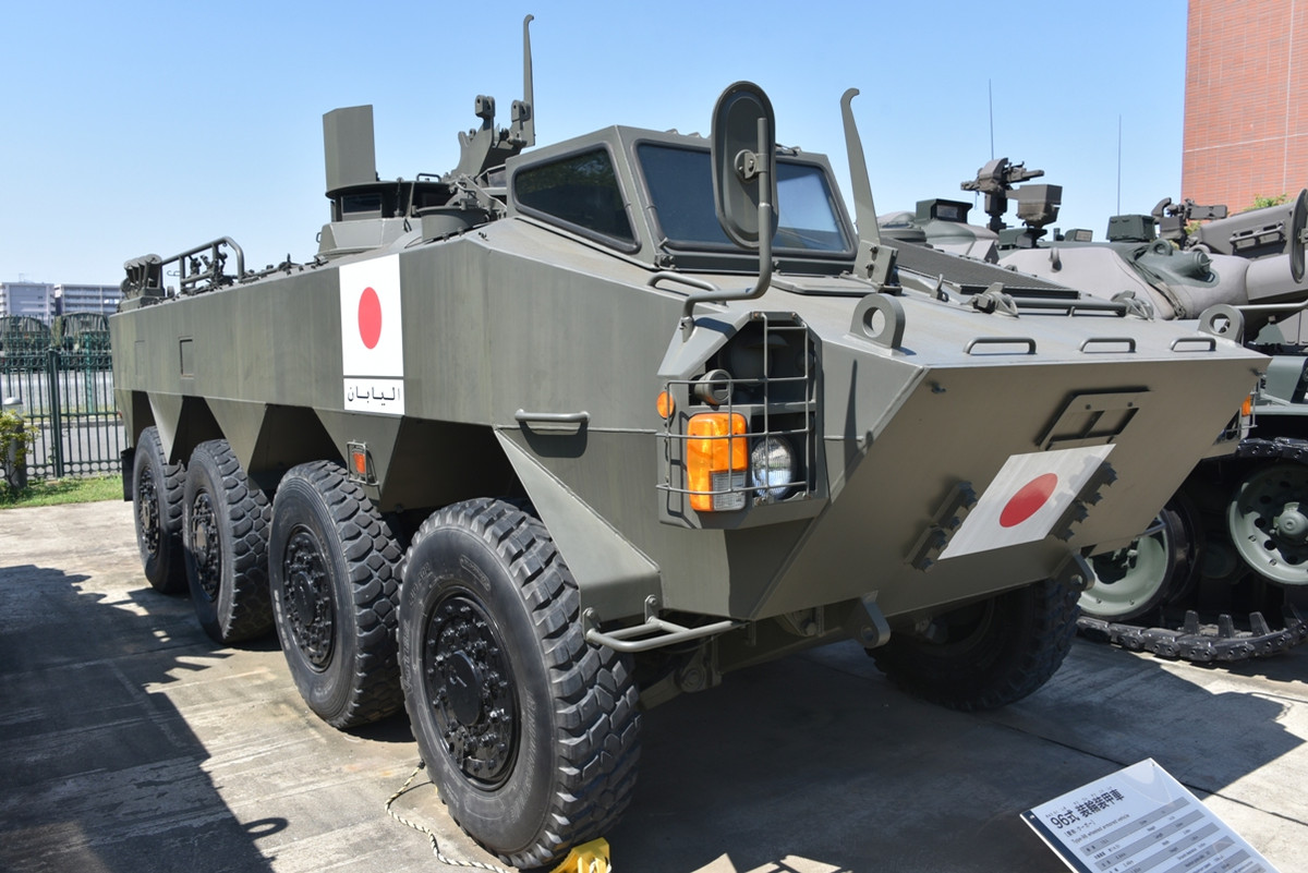 Komatsu - nhà sản xuất thiết bị xây dựng hàng đầu, đã ngừng phát triển và sản xuất xe bọc thép sau khi nâng cấp không đáp ứng được yêu cầu của Bộ Quốc phòng. Komatsu từng là nhà cung cấp lớn thứ 7, hiện chỉ duy trì cung cấp phụ tùng cho các đội xe hiện có do công ty thiết kế và sản xuất đạn dược.
