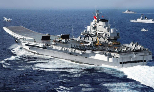 Khi phòng thủ trong một khu vực, hay xung quanh một điểm, thì đường tiếp tế của bên phòng thủ sẽ không bị kéo dài quá xa. Ngược lại, khi là bên tấn công, được phép lựa chọn mục tiêu tấn công, thì phải chấp nhận kéo dài đường tiếp tế thêm một khoảng cách xa hơn.