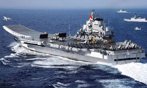 Khi phòng thủ trong một khu vực, hay xung quanh một điểm, thì đường tiếp tế của bên phòng thủ sẽ không bị kéo dài quá xa. Ngược lại, khi là bên tấn công, được phép lựa chọn mục tiêu tấn công, thì phải chấp nhận kéo dài đường tiếp tế thêm một khoảng cách xa hơn.