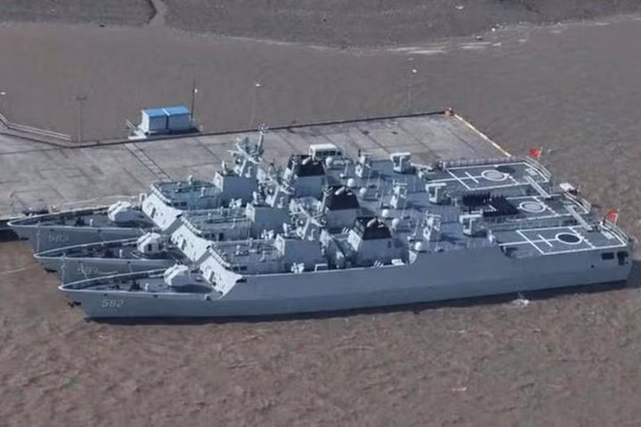 Tuy nhiên trong số tàu trên, thì Hải quân Trung Quốc có hơn 100 tàu là khinh hạm hạng nhẹ Type 056 có lượng choán nước 1.500 tấn hoặc khinh hạm Type 054 có lượng giãn nước chỉ 4.000 tấn. Mặc dù Hải quân Trung Quốc có nhiều tàu hơn Hải quân Mỹ, nhưng tổng lượng choán nước của nó chỉ là 2 triệu tấn.