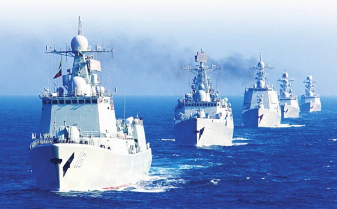 Trong chiến lược của Hải quân Trung Quốc, một số lượng lớn các tàu nhỏ cho thấy lợi thế hàng hải chính của nước này. Báo cáo mới nhất của Bộ Quốc phòng Mỹ cho thấy, Trung Quốc có số lượng tàu chiến mặt nước lớn nhất thế giới, với tổng số 355 tàu tuyến đầu; trong khi Hải quân Mỹ có 305 tàu tuyến đầu.