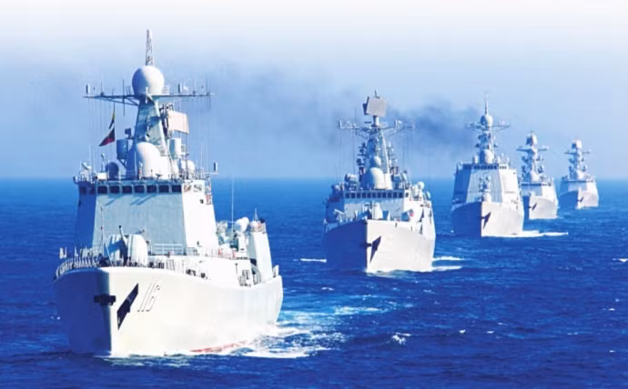 Trong chiến lược của Hải quân Trung Quốc, một số lượng lớn các tàu nhỏ cho thấy lợi thế hàng hải chính của nước này. Báo cáo mới nhất của Bộ Quốc phòng Mỹ cho thấy, Trung Quốc có số lượng tàu chiến mặt nước lớn nhất thế giới, với tổng số 355 tàu tuyến đầu; trong khi Hải quân Mỹ có 305 tàu tuyến đầu.