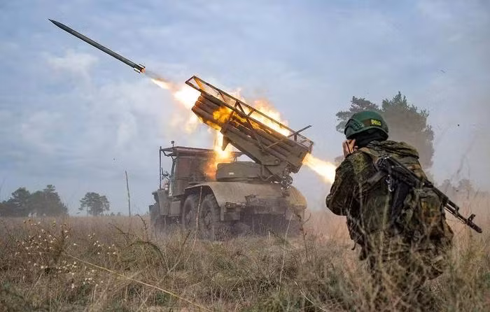 Sự chênh lệch về hỏa lực giữa Quân đội Ukraine và Nga vẫn còn khoảng cách quá lớn, Quân đội Nga có ưu thế trên không áp đảo, lợi thế hỏa lực pháo binh gấp 7 lần và máy bay không người lái, tên lửa hành trình và trực thăng vũ trang đều vượt xa Ukraine.