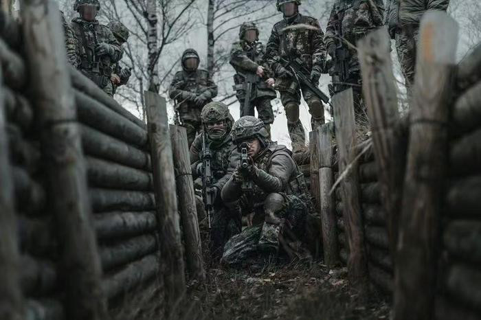 Sau khi chiếm được hai thị trấn chiến lược quan trọng của vùng Donbass là Selidove và Gornyak, có thể Quân đội Nga chưa tấn công Pokrovsk ngay, mà họ sẽ tràn ngập cứ điểm Kurakhove trước. Hiện Quân đội Ukraine đã bắt đầu xây dựng ba tuyến phòng thủ theo hướng Pavlograd và Zaporozhye, chuẩn bị ngăn chặn bước tiến tiếp theo của Quân đội Nga.