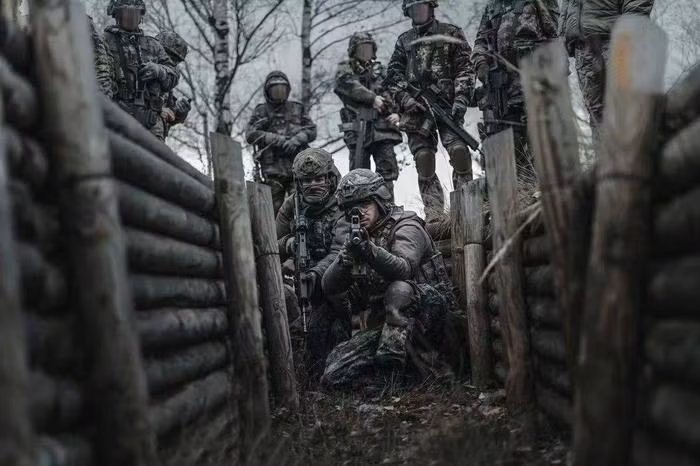 Sau khi chiếm được hai thị trấn chiến lược quan trọng của vùng Donbass là Selidove và Gornyak, có thể Quân đội Nga chưa tấn công Pokrovsk ngay, mà họ sẽ tràn ngập cứ điểm Kurakhove trước. Hiện Quân đội Ukraine đã bắt đầu xây dựng ba tuyến phòng thủ theo hướng Pavlograd và Zaporozhye, chuẩn bị ngăn chặn bước tiến tiếp theo của Quân đội Nga.