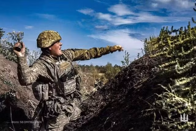 Quân Ukraine trong nỗ lực chiếm lại ngôi làng đã tung một trung đội xe tăng từ Shakhtyorskoye tăng viện, nhưng ngay lập tức bị UAV FPV của Nga tấn công, khiến bộ binh đi theo không mạo hiểm và vội vàng quay trở lại. Lực lượng đồn trú Ukraine còn lại đã cố gắng ẩn náu trong vành đai rừng ở phía tây nam ngôi làng, nhưng đã bị Nga tấn công bằng bom lượn.