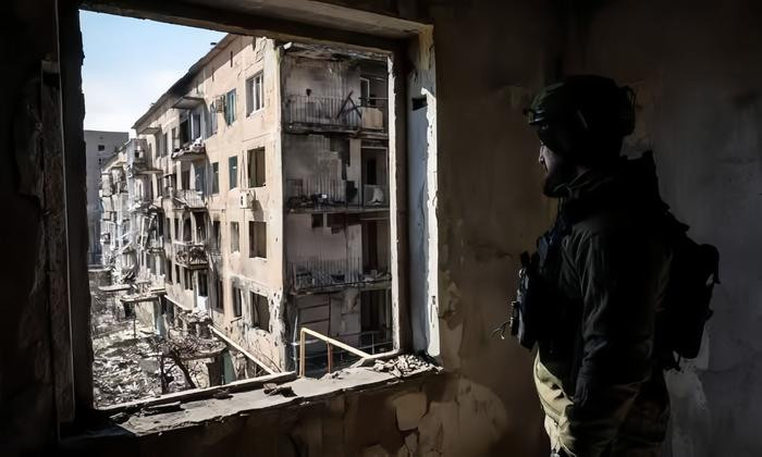 Về mặt phòng thủ, chiến thuật dựa vào các công sự đô thị để giữ vững và tiêu hao nhân lực của RFAF của AFU không còn hiệu quả nữa. Các công sự đô thị với các tòa nhà dân cư làm lõi, không thể ngăn chặn bom lượn FAB dẫn đường của Nga, đã phá hủy các tòa nhà kiên cố.