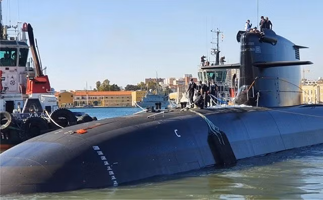 Hệ thống sonar của tàu ngầm S-80 loại sonar mới, được công ty ITT của Mỹ và Tây Ban Nha cùng phát triển; bao gồm một hệ thống sonar mũi chủ động/thụ động đa chức năng và một hệ thống sonar thụ động tần số thấp, lắp bên hông lớn của tàu.