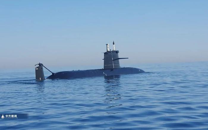 Dự án hợp tác ban đầu giữa Tây Ban Nha và Pháp, phát triển lớp tàu ngầm mới trên cơ sở tàu ngầm lớp "Agosta", cũng là nỗ lực đầu tiên của Tây Ban Nha, trong việc thiết kế và sản xuất tàu ngầm. Nhưng sau đó Tây Ban Nha khẳng định, tàu ngầm S-80 của họ không liên quan gì đến tàu ngầm Pháp mà là một thiết kế hoàn toàn mới.