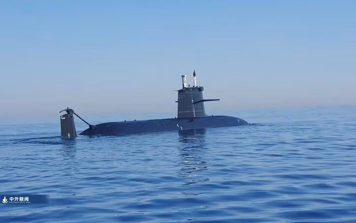 Dự án hợp tác ban đầu giữa Tây Ban Nha và Pháp, phát triển lớp tàu ngầm mới trên cơ sở tàu ngầm lớp "Agosta", cũng là nỗ lực đầu tiên của Tây Ban Nha, trong việc thiết kế và sản xuất tàu ngầm. Nhưng sau đó Tây Ban Nha khẳng định, tàu ngầm S-80 của họ không liên quan gì đến tàu ngầm Pháp mà là một thiết kế hoàn toàn mới.