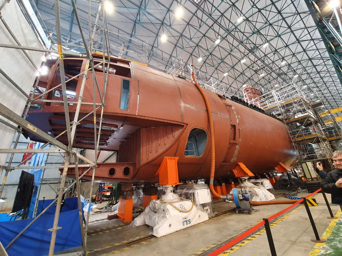 Tàu ngầm lớp S-80 được Hải quân Tây Ban Nha đặt hàng chính thức vào năm 2004 và bắt đầu đóng vào năm 2005. Trong quá trình đóng, đã xảy ra những sai sót lớn về kỹ thuật và thay đổi thiết kế, dẫn đến việc bị bàn giao chậm đến tận hôm nay. 