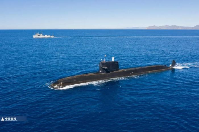 Trong thiết kế của tàu ngầm S-80, Tập đoàn Hàng không vũ trụ (BAE) của Anh được yêu cầu hỗ trợ thiết kế phần thân chính và Tập đoàn United Dynamics Corporation (UTC) của Mỹ đã hỗ trợ thiết kế động cơ. Tây Ban Nha không lấy "một tý" công nghệ nào từ Pháp.