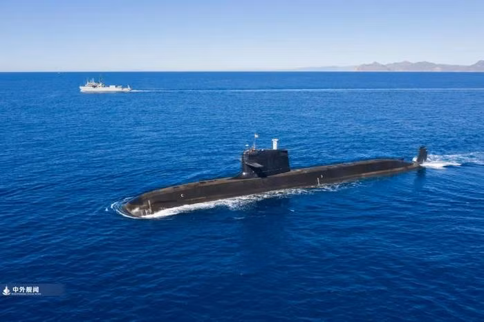 Trong thiết kế của tàu ngầm S-80, Tập đoàn Hàng không vũ trụ (BAE) của Anh được yêu cầu hỗ trợ thiết kế phần thân chính và Tập đoàn United Dynamics Corporation (UTC) của Mỹ đã hỗ trợ thiết kế động cơ. Tây Ban Nha không lấy "một tý" công nghệ nào từ Pháp.