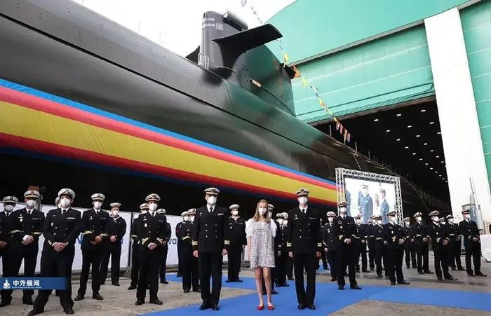 Mặc dù vụ kiện của Pháp chống lại Tây Ban Nha cuối cùng đã được giải quyết, nhưng vì đây là lần đầu tiên Tây Ban Nha hợp tác phát triển tàu ngầm mới với đa quốc gia, và cũng là lần đầu tiên họ phát triển tàu ngầm AIP, nên Tây Ban Nha rõ ràng đã đánh giá thấp độ khó của việc chế tạo tàu ngầm và chương trình cũng hứng chịu ảnh hưởng của cuộc khủng hoảng tài chính vào năm 2008.