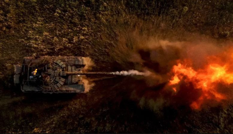 Đầu tiên, Quân đội Ukraine cho rằng Quân đội Nga đã không thể giữ vững vị trí của mình và phải rút lui sang bên kia đường. Sau đó, họ tung ra một đoạn video chứng minh Quân đội Nga vẫn đang giữ vững vị trí của mình. Việc lặp lại loại thông tin này chắc chắn đã làm tăng thêm “sương mù trên chiến trường” và làm nổi bật cường độ đối đầu giữa hai bên. 