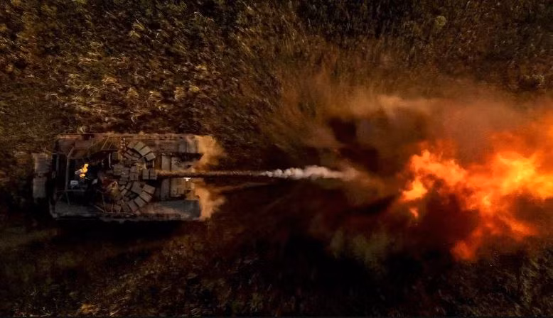 Đầu tiên, Quân đội Ukraine cho rằng Quân đội Nga đã không thể giữ vững vị trí của mình và phải rút lui sang bên kia đường. Sau đó, họ tung ra một đoạn video chứng minh Quân đội Nga vẫn đang giữ vững vị trí của mình. Việc lặp lại loại thông tin này chắc chắn đã làm tăng thêm “sương mù trên chiến trường” và làm nổi bật cường độ đối đầu giữa hai bên. 