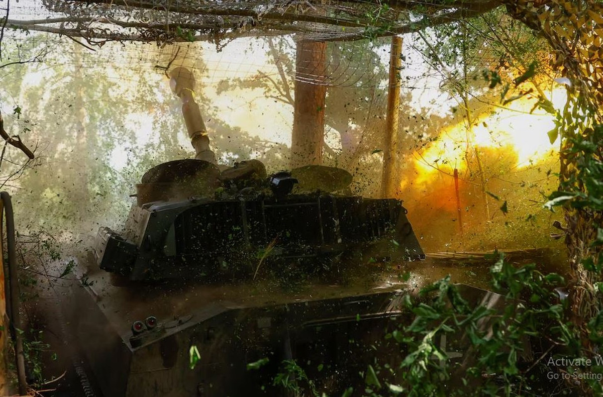 Quân đội Ukraine có thể tăng cường lực lượng phòng thủ ở các khu vực trọng điểm và sử dụng các thiết bị công nghệ cao như UAV để tiến hành trinh sát và tấn công chính xác; trong khi Quân đội Nga có thể tiếp tục phát huy lợi thế về hỏa lực và trang bị để chọc thủng tuyến phòng thủ Ukraine bằng các cuộc tấn công quy mô lớn. (Nguồn ảnh: Sohu, CNN, Ukrinform, TASS).