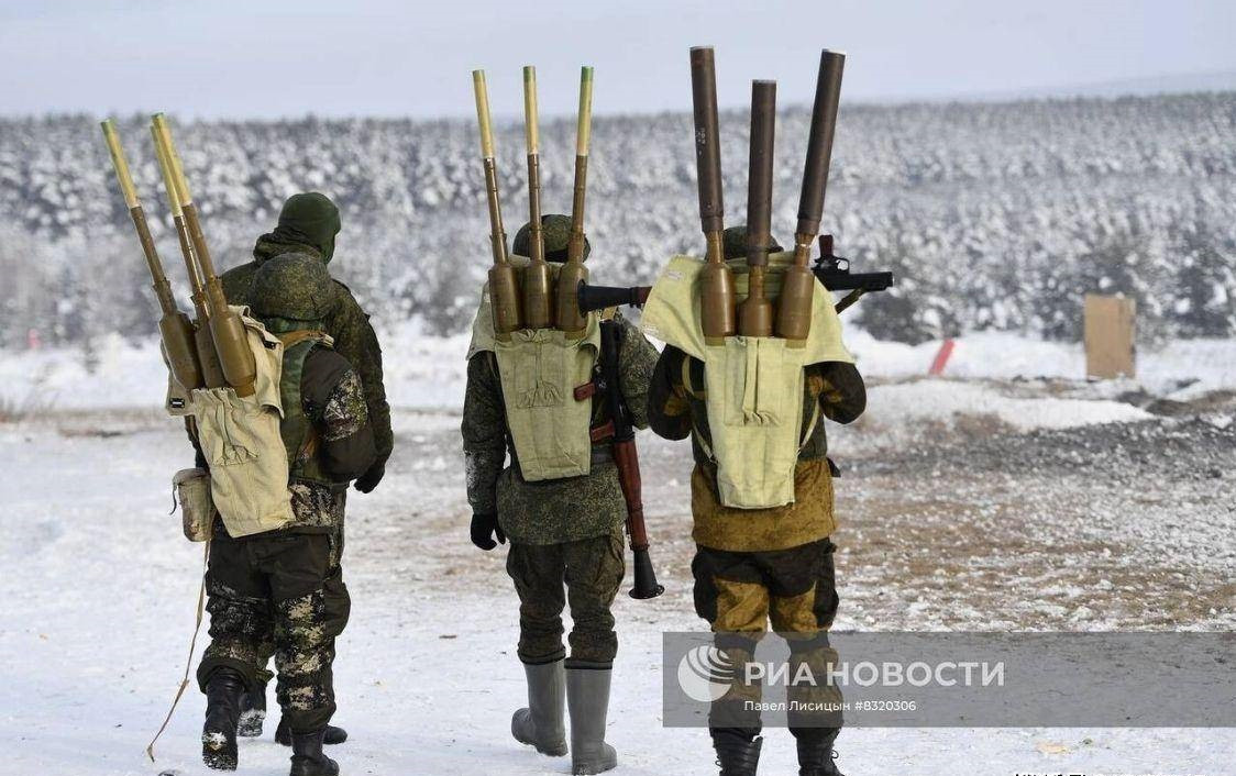 Lãnh đạo Quân đội Nga nhận ra điều này và đã thực hiện một số mục tiêu chiến thuật và chiến lược nhằm cố gắng xoay chuyển tình thế có lợi cho Quân đội Nga. Các chuyên gia quân sự phương Tây cho rằng, Bakhmut có thể trở thành "nhân tố quyết định quy mô của toàn bộ chiến dịch quân sự đặc biệt" của Nga.