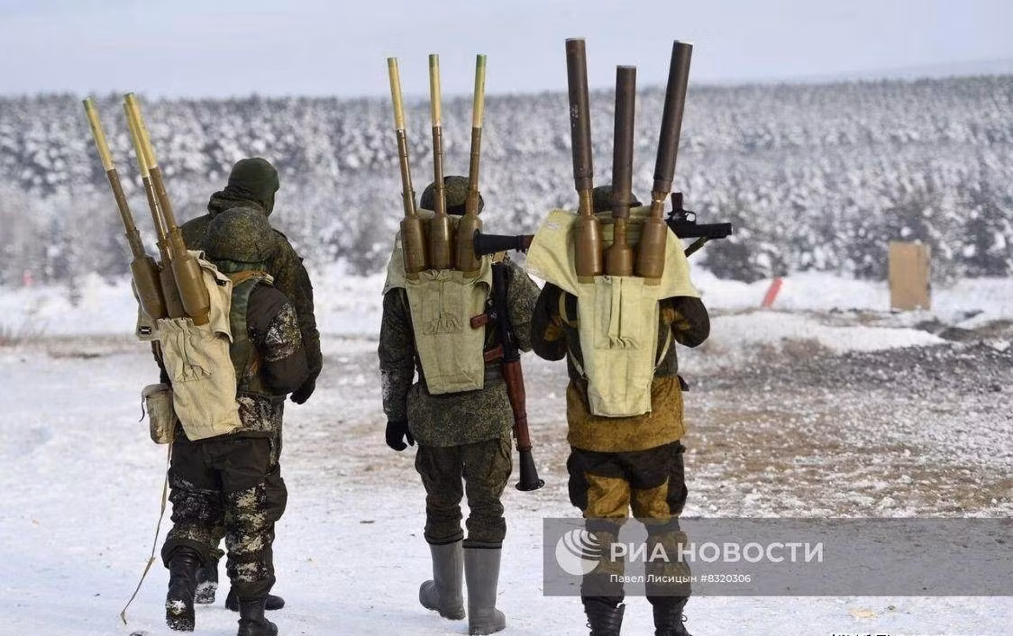 Lãnh đạo Quân đội Nga nhận ra điều này và đã thực hiện một số mục tiêu chiến thuật và chiến lược nhằm cố gắng xoay chuyển tình thế có lợi cho Quân đội Nga. Các chuyên gia quân sự phương Tây cho rằng, Bakhmut có thể trở thành "nhân tố quyết định quy mô của toàn bộ chiến dịch quân sự đặc biệt" của Nga.