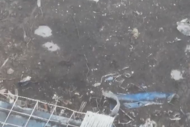 Còn trên một đoạn video được đưa lên mạng xã hội, người xem có thể thấy hậu quả của các cuộc đụng độ bạo lực ở "vùng xám" ở ngoại ô phía đông của Bakhmut. Do cường độ xung đột cực cao, nên khu vực này hiện không rõ được kiểm soát bởi quân đội Ukraine hay Nga.