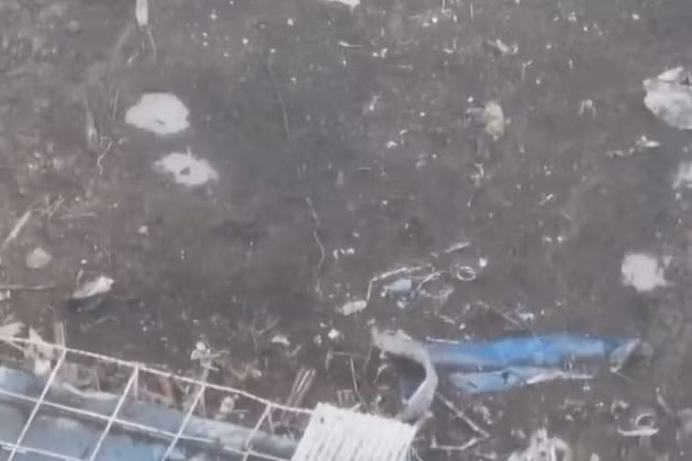 Còn trên một đoạn video được đưa lên mạng xã hội, người xem có thể thấy hậu quả của các cuộc đụng độ bạo lực ở "vùng xám" ở ngoại ô phía đông của Bakhmut. Do cường độ xung đột cực cao, nên khu vực này hiện không rõ được kiểm soát bởi quân đội Ukraine hay Nga.