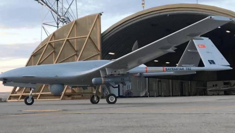 Truyền thông Nga cho rằng, sức ép chính trị giữa Nga và Thổ Nhĩ Kỳ, chứ không phải hệ thống phòng không của Nga, là nguyên nhân dẫn đến sự vắng mặt của máy bay không người lái TB của Thổ Nhĩ Kỳ trên chiến trường Ukraine. 