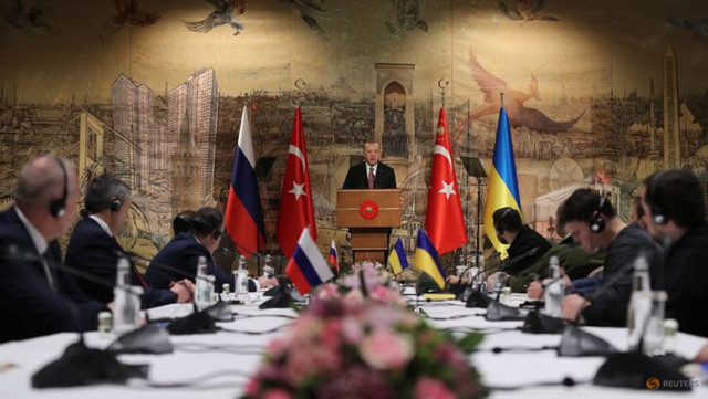 Mặt khác, các cuộc đàm phán giữa Nga và Ukraine đã bị đình trệ, Mỹ và các đồng minh tiếp tục tăng cường ủng hộ chính trị và viện trợ quân sự cho Ukraine; và rất khó đoán, khi nào xung đột giữa Nga và Ukraine sẽ kết thúc.