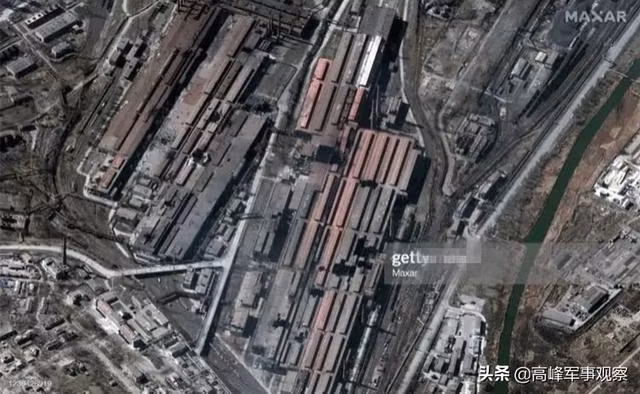 Lực lượng Tiểu đoàn Azov và một phần của Quân đội Ukraine phòng thủ Mariupol, hiện đang bị Quân đội Nga xiết chặt vòng vây tại khu vực Nhà máy thép Azovstal, dưới những đường hầm của Nhà máy;