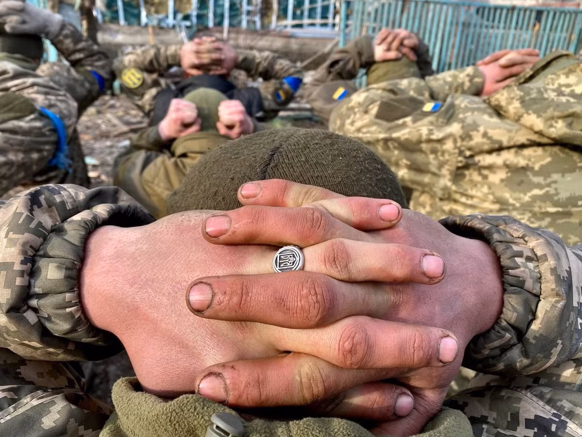 Vào ngày 11/4, một tù binh của Tiểu đoàn Azov ra đầu hàng quân Chechnya thú nhận: Lực lượng phòng thủ trong vòng vây, đã bị tổn thất nặng nề; hiện lực lượng của Tiểu đoàn Azov chỉ còn 1.000-2.000 người và khoảng còn 200-300 cố vấn quân sự và lính đánh thuê người nước ngoài.