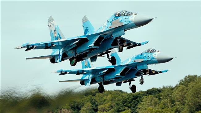 Các loại vũ khí được trang bị trên Su-27 của Ukraine bao gồm vũ khí hỗn hợp các loại thời Liên Xô và có thể là vũ khí phương Tây. Vũ khí tiêu chuẩn bao gồm tên lửa không đối không R-27 và R-73, cũng như nhiều loại bom và tên lửa không điều khiển, cho các nhiệm vụ tấn công mặt đất. 