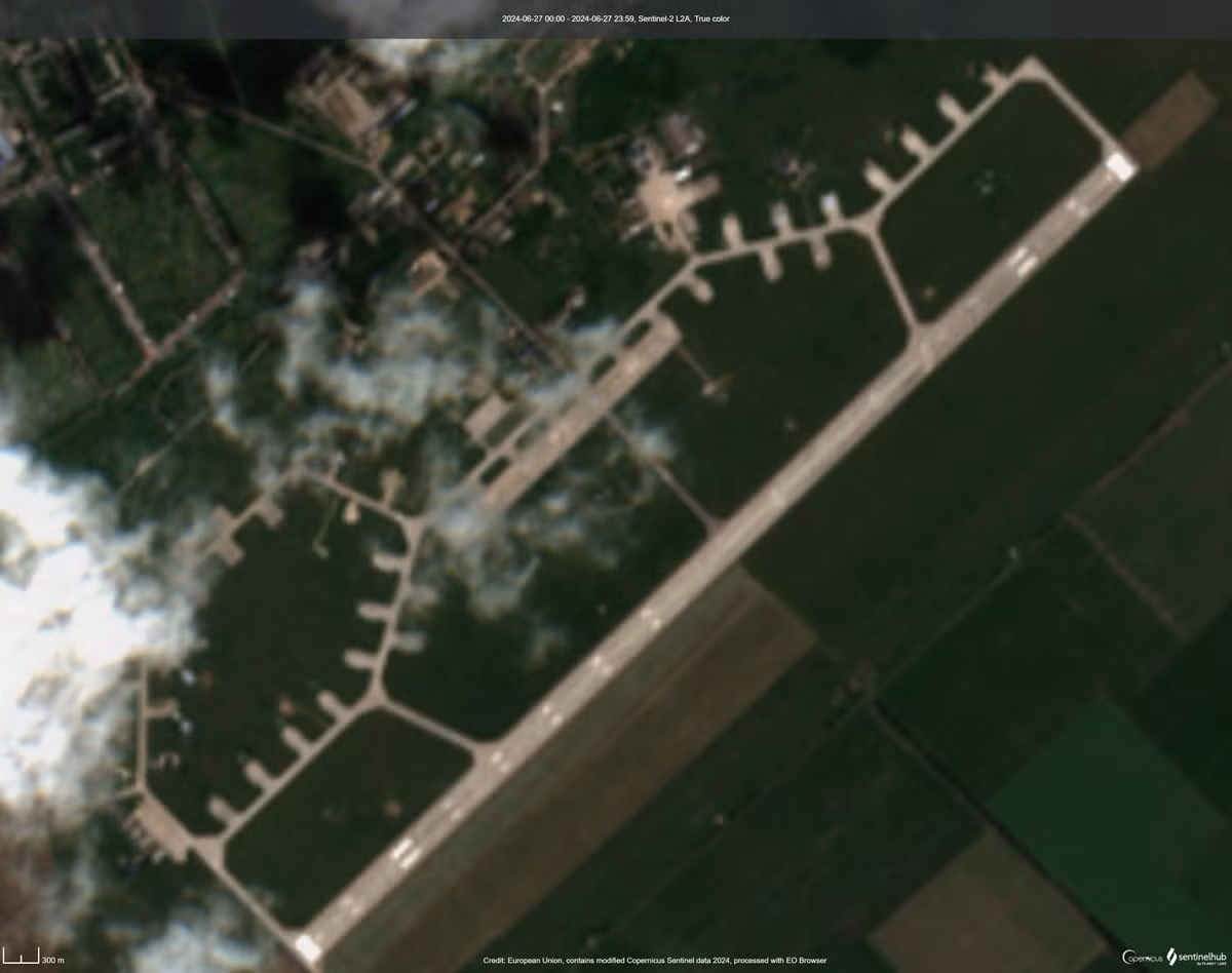 Cuộc tấn công bằng tên lửa Iskander của Nga vào khu vực đỗ máy bay tại sân bay Mirgorod, làm 5 máy bay chiến đấu Su-27 bị phá hủy, gây thiệt hại lớn cho không quân Ukraine. Thông tin này đã được tạp chí Forbes của Mỹ đưa tin, lưu ý rằng vụ việc này là một trong những tổn thất nặng nề nhất đối với Ukraine, kể từ khi xung đột Nga-Ukraine bắt đầu nổ ra.